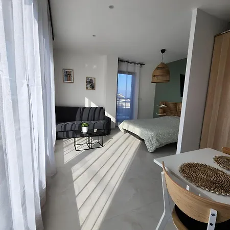 Appartement Lumineux Avec Grande Terrasse Et Vue Lac, Parking Prive